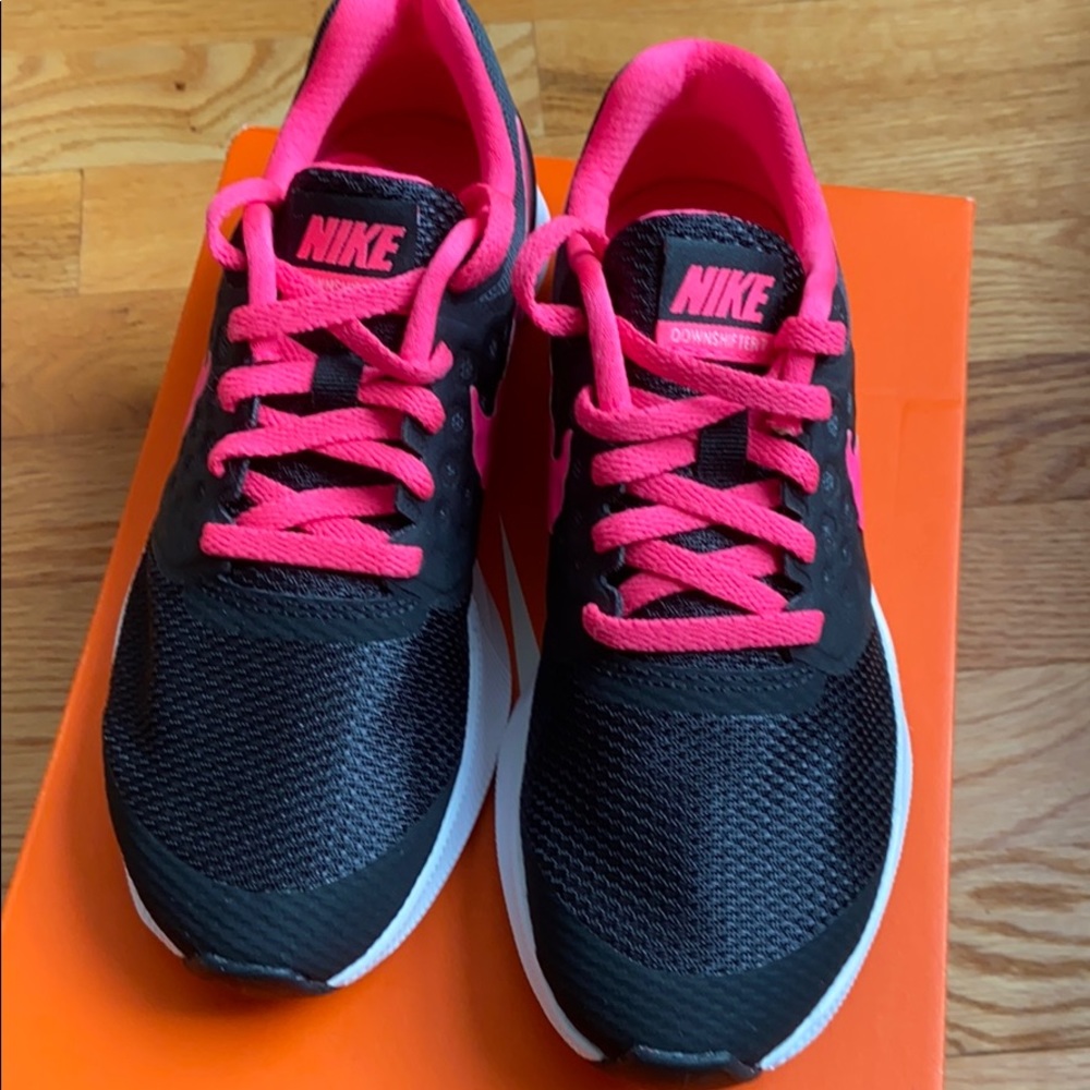 Girls Nike sneakers. New size Y3.5